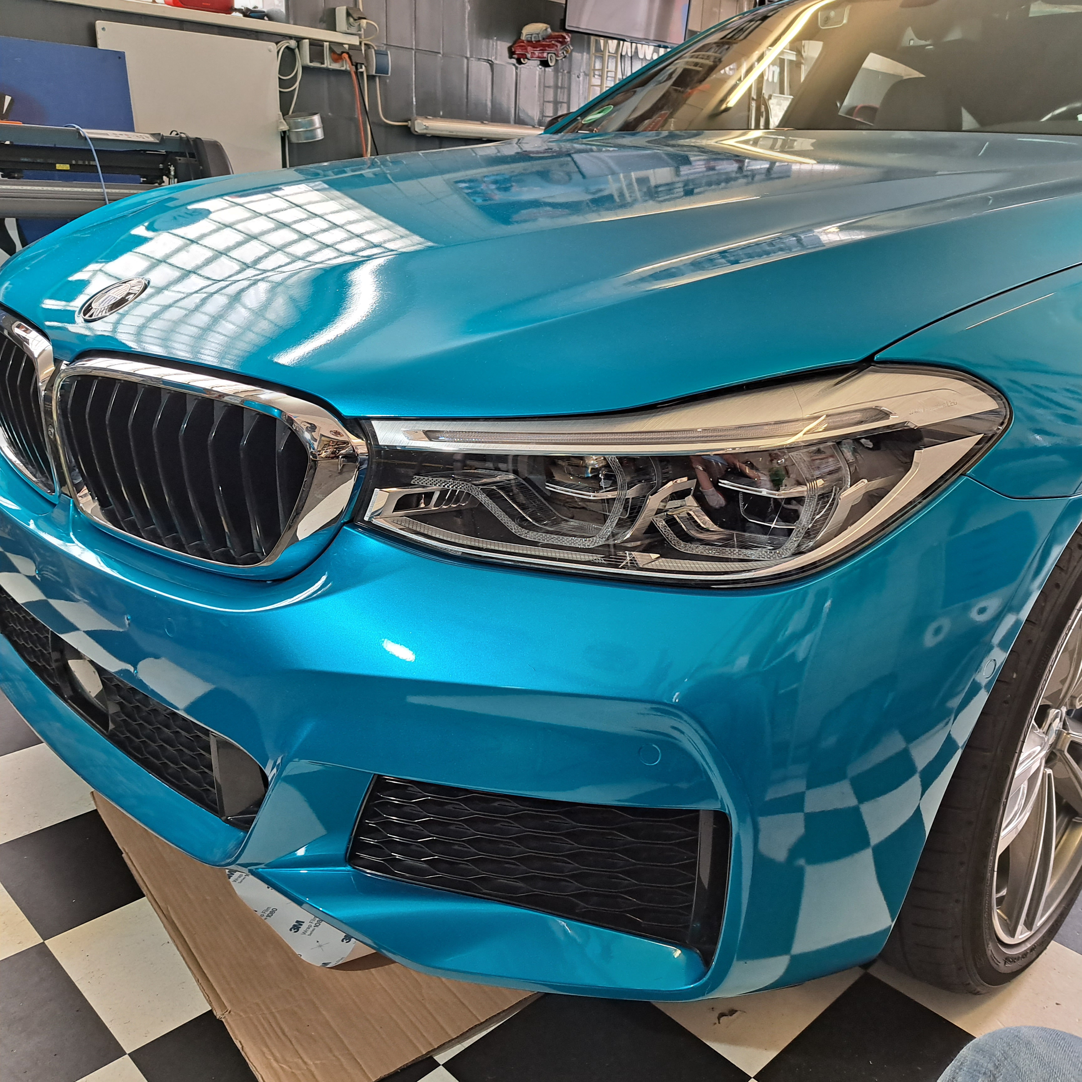 Türkisblauer BMW mit Folierung, Frontansicht