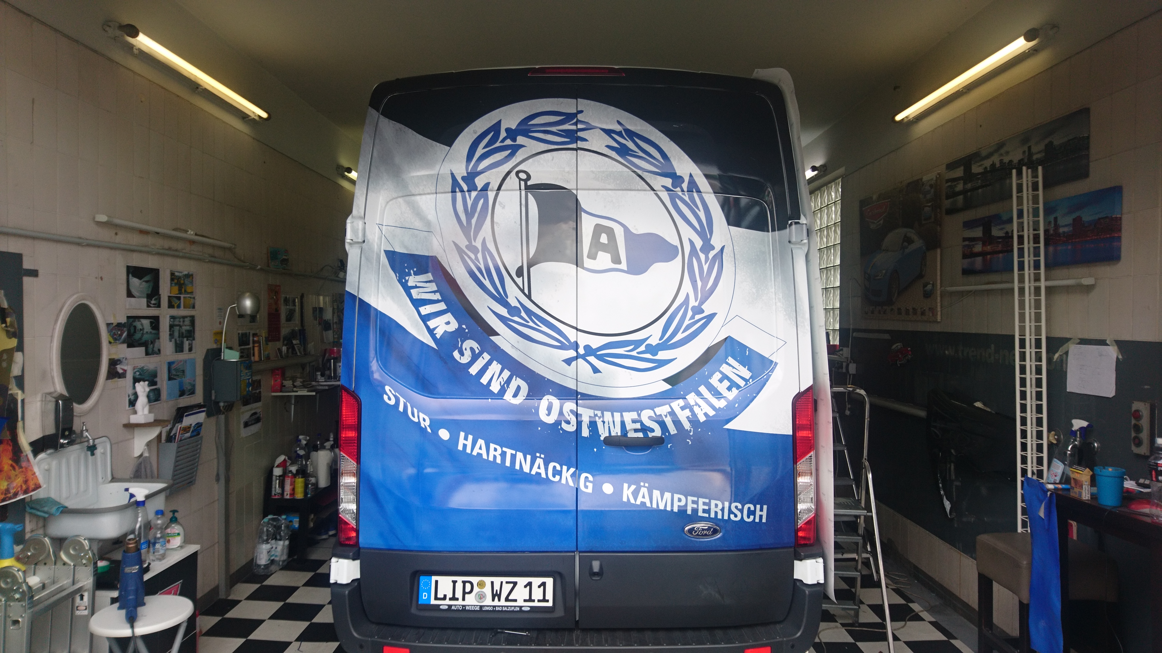 Heckansicht des folierten Transporters