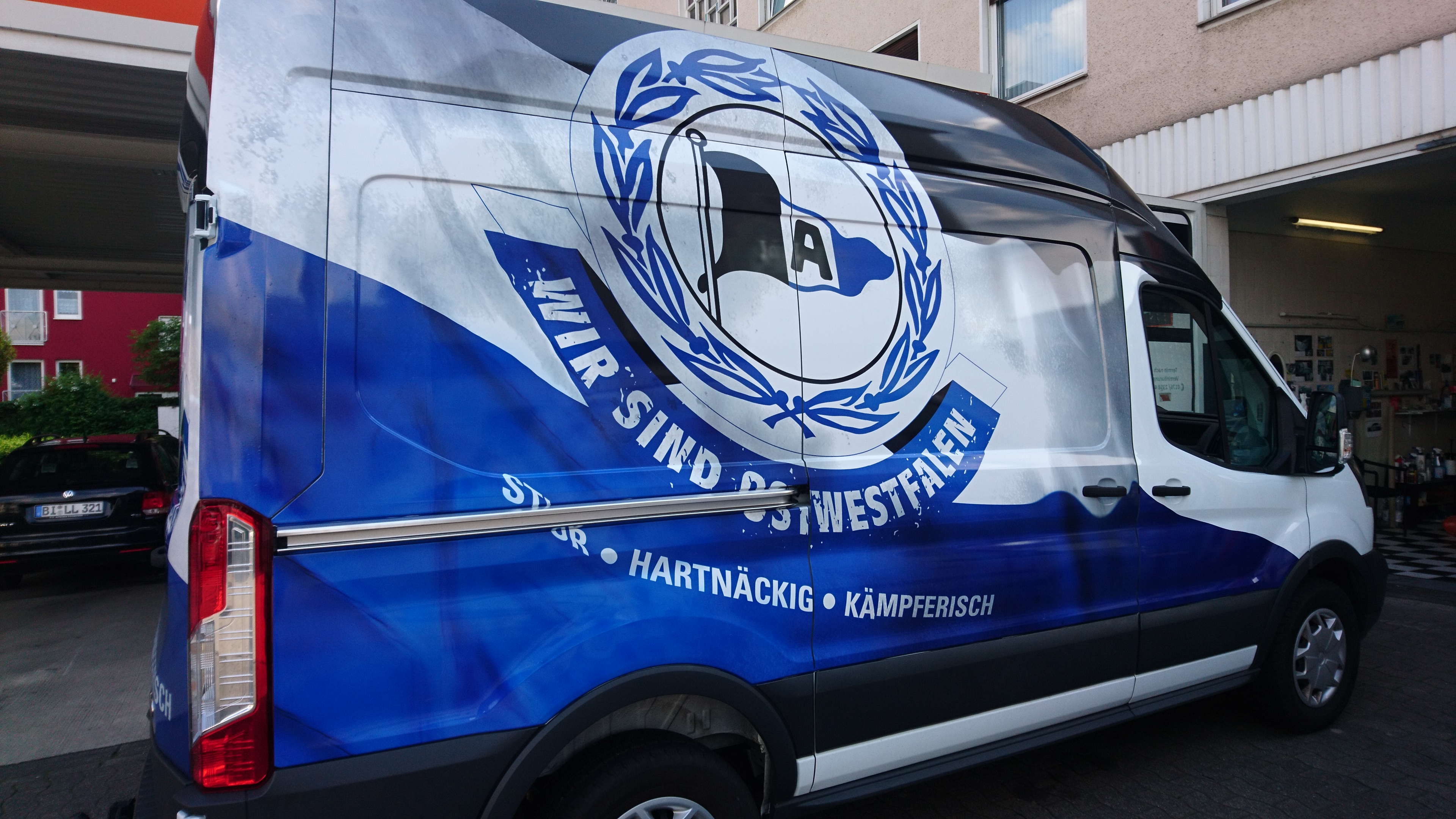 Transporter mit individuellem Foliendesign