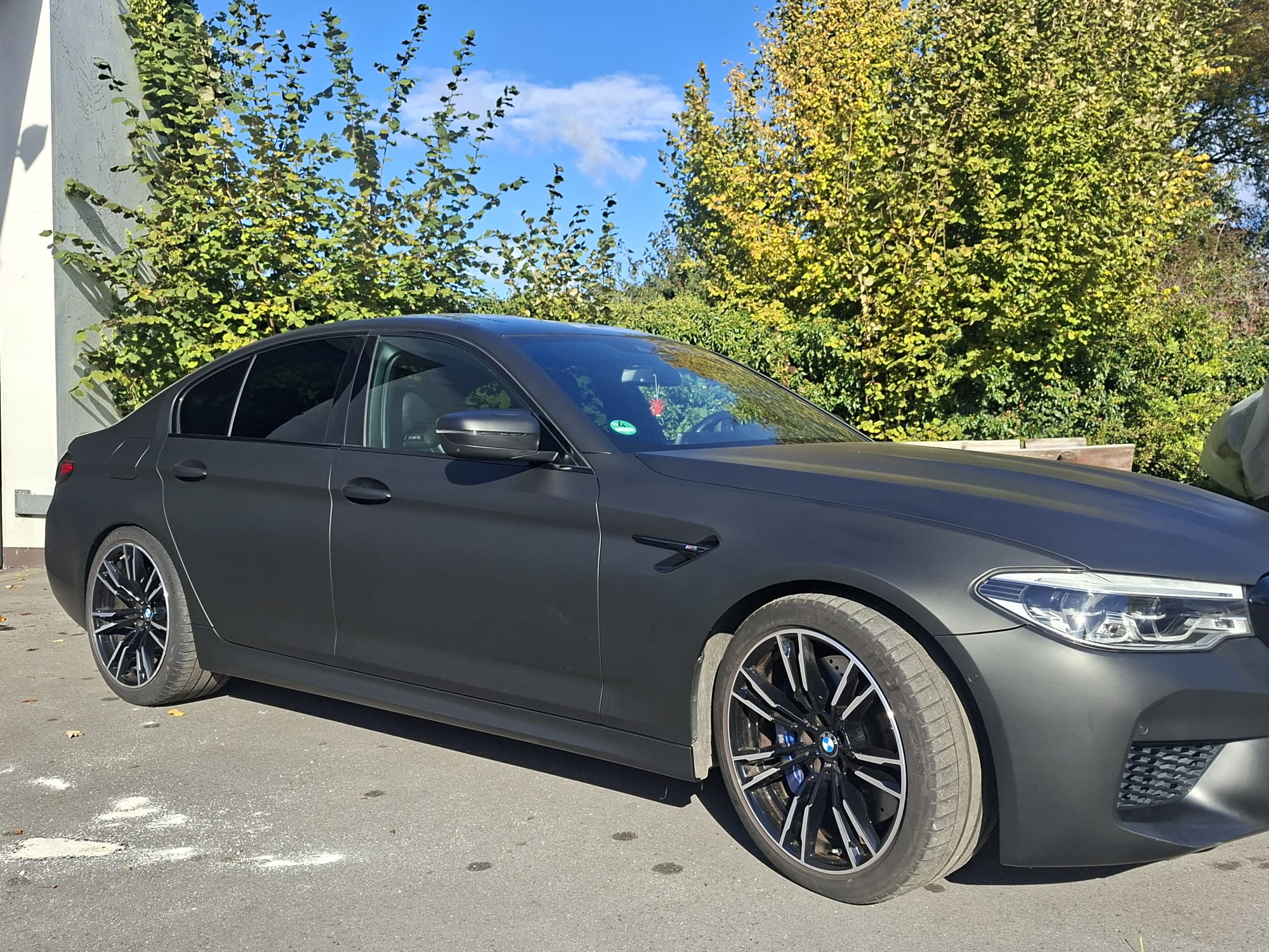 Mattgrauer BMW · Seitenansicht