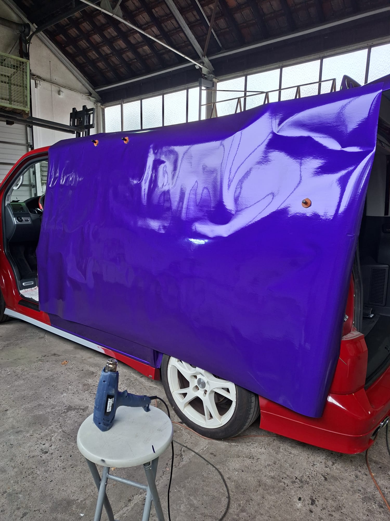 Violette Fahrzeugfolie bei der Verarbeitung
