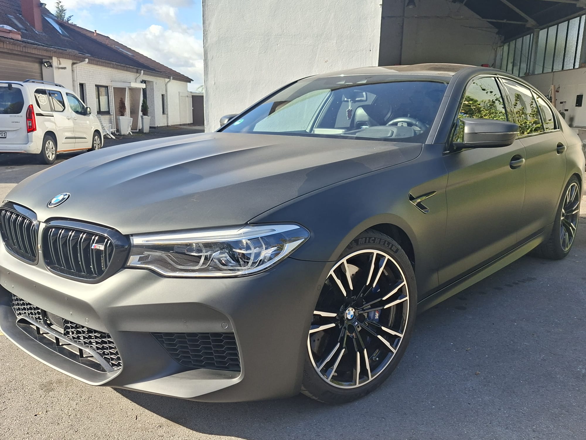 Mattgrauer BMW · Frontansicht