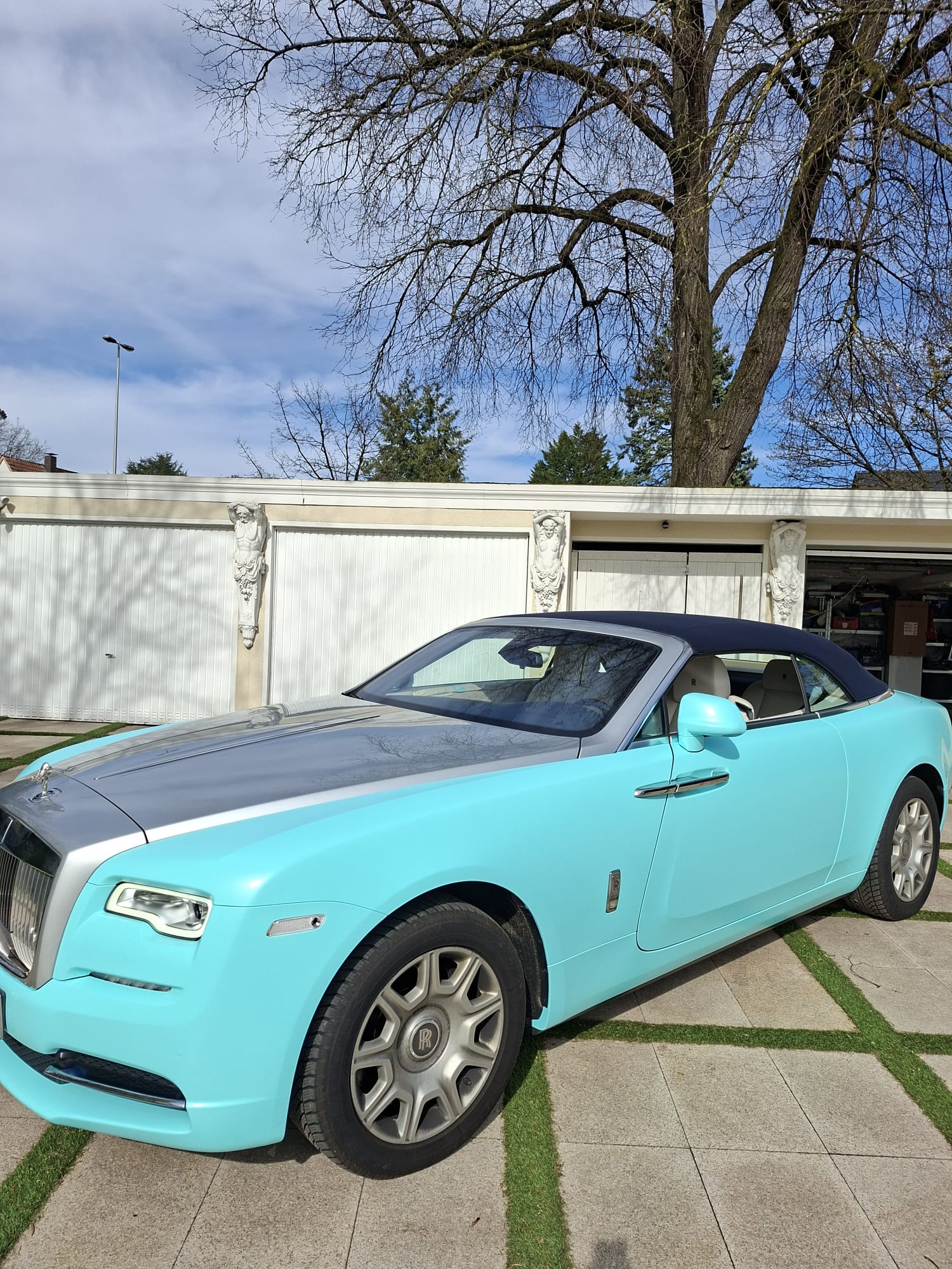 Türkisfarbener Rolls-Royce · Seitenansicht