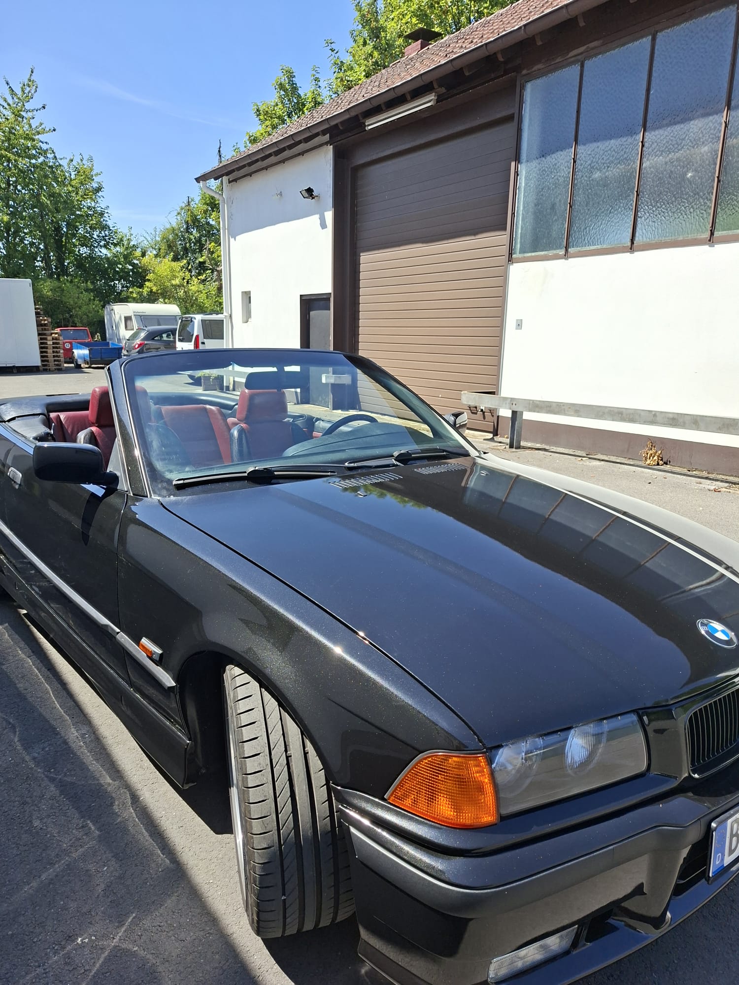 Schwarzes BMW Cabrio · Frontansicht