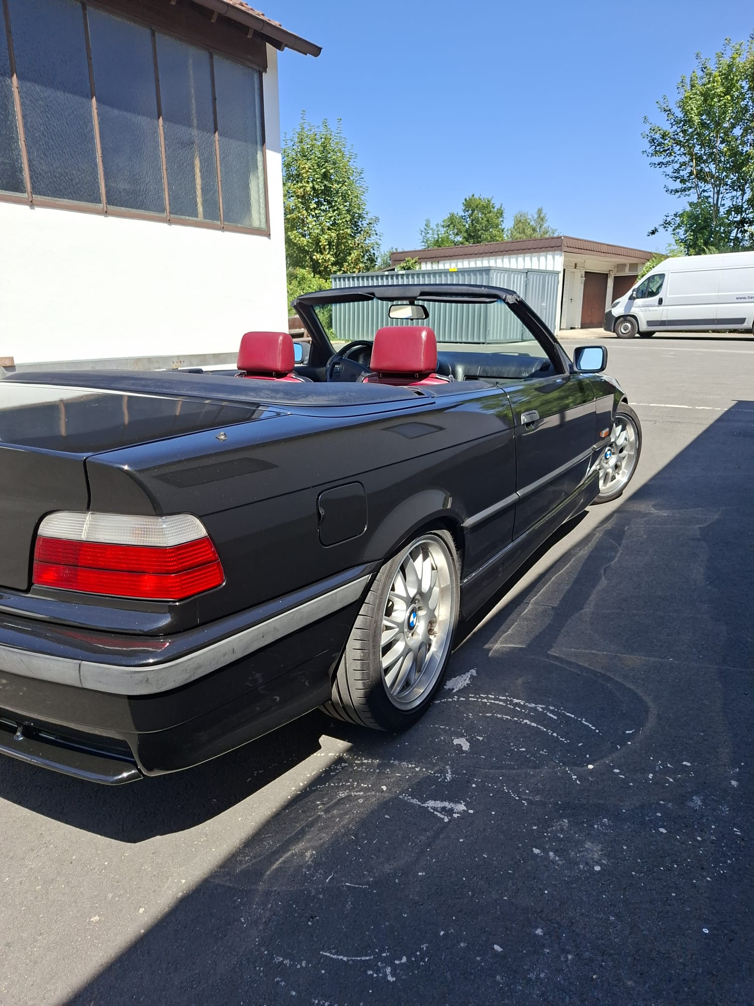 Schwarzes BMW Cabrio · Heckansicht