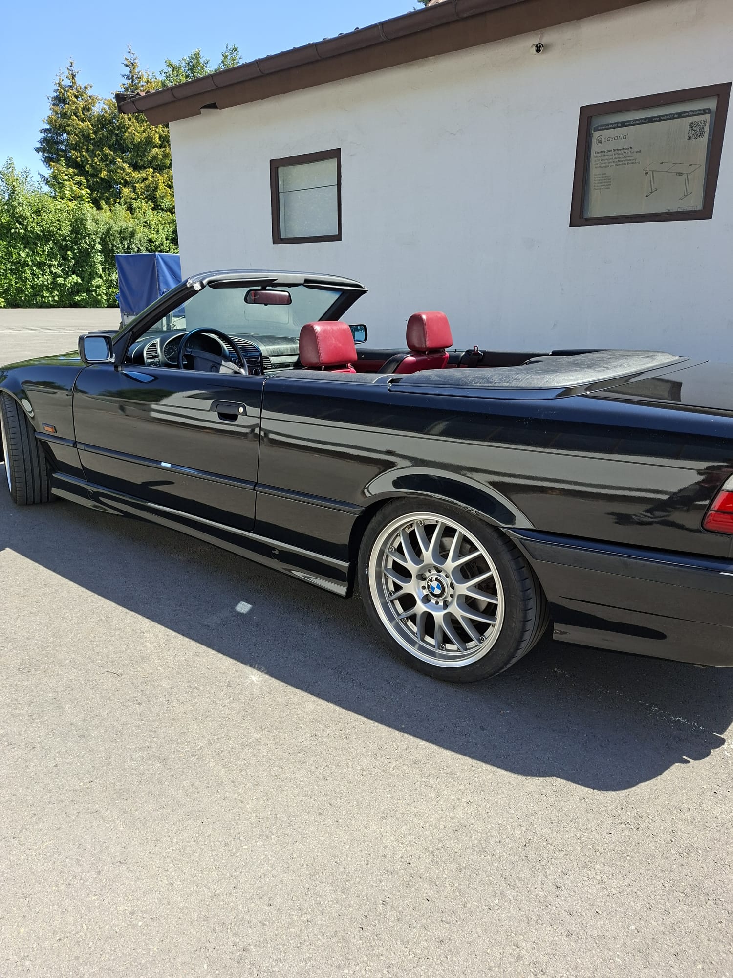 Schwarzes BMW Cabrio · Seitenansicht